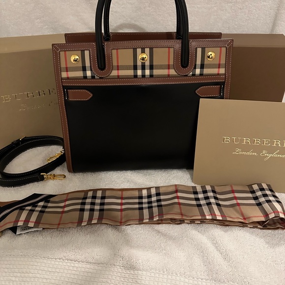 NWT Burberry scarf signature print - Picture 4 of 7